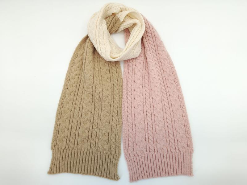 `Gebreide sjaal in driekleuren wol – beige, roze en crème tint, kabelpatroon, zachte wolblend`