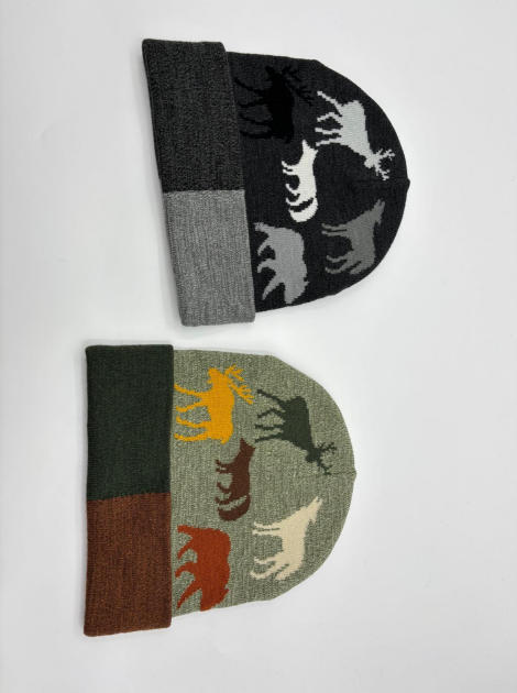 Gebreide beanie met jacquard dierenmotieven (hert, eland, wolf, beer) in houtskoolgrijs en saliegroen, met colour-block manchet.